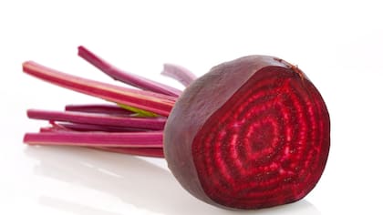 Los científicos han comprobado que se trata del nitrato contenido en el jugo de esta hortaliza el que ayuda a bajar la presión sanguínea.
