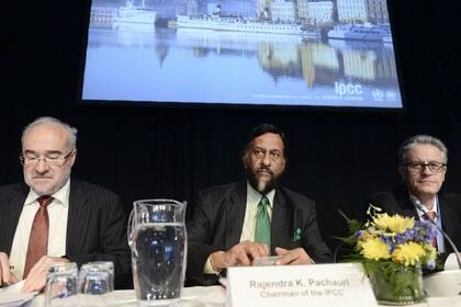 Los científicos Michel Jarraud, Rajendra Pacahauri y Thomas Stocker brindan las conclusiones del informe del IPCC en Estocolmo