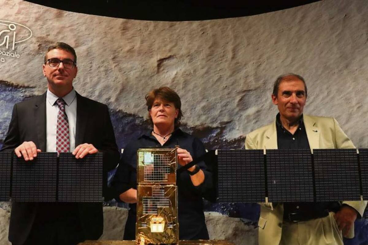 Los científicos Roberto Orosei, Elena Pettinelli y Enrico Flamini, ayer, durante el anuncio del hallazgo
