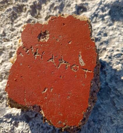 Los científicos todavía no lograron descubrir qué significa el grafiti inscripto en la placa de yeso