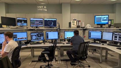 Los científicos trabajan desde los diferentes telescopios que tiene la instalación