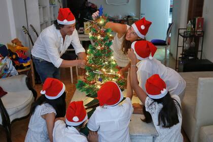 Los Cifuentes decidieron adoptar a cinco hermanos y desde hace dos meses formaron una “gran” familia.