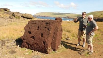 Los cilindros fueron transportados por separado y los escultores dieron el toque final a los sombreros al pie de las estatuas gigantes.