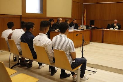 Los cinco acusados durante el juicio en Barcelona