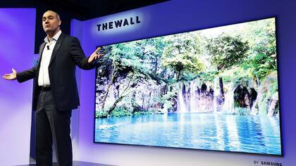 The wall: el televisor que simula una pared