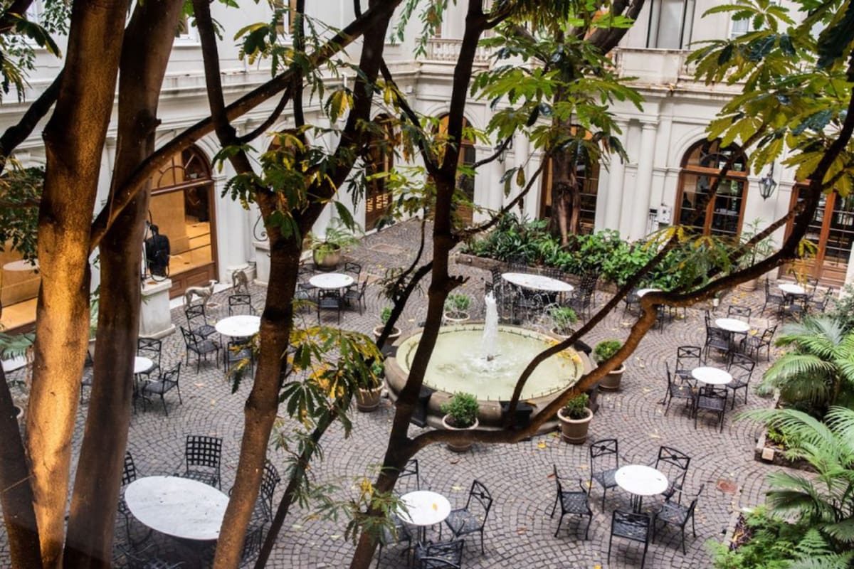 Los cinco cafés porteños con jardines secretos para descubrir en invierno