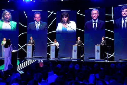 Los cinco candidatos presidenciales se midieron en el primer debate en Santiago del Estero