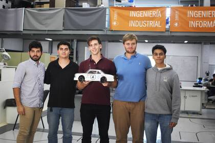 Los cinco estudiantes de ingeniería que viajarán a la competencia en Rumania