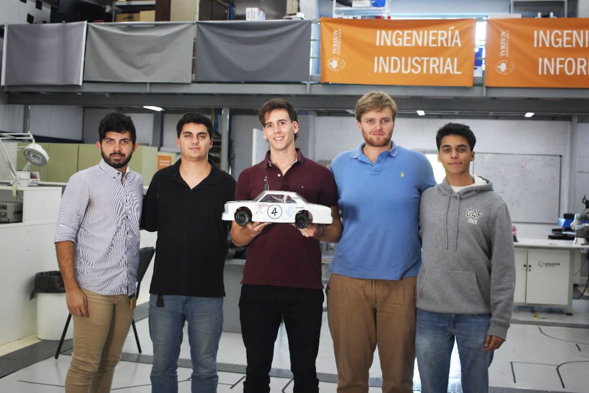 Los cinco estudiantes de ingeniería que viajarán a la competencia en Rumania