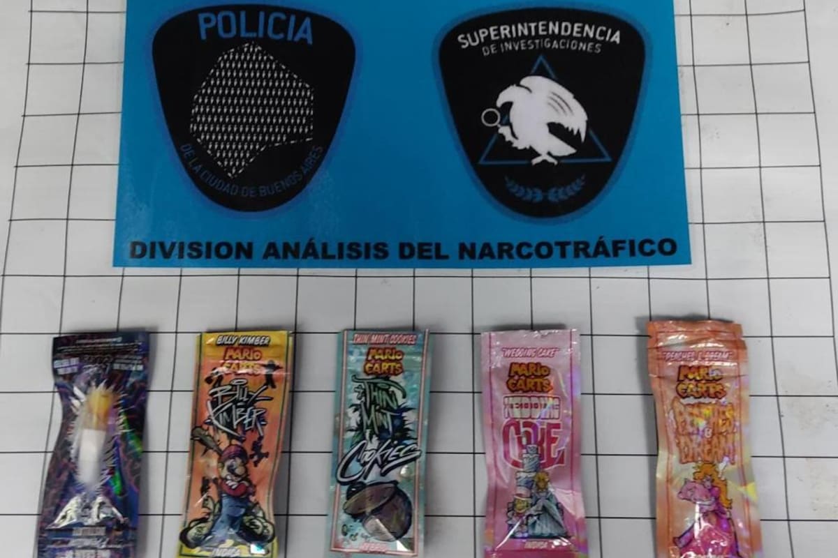 Los cinco frascos con marihuana líquida