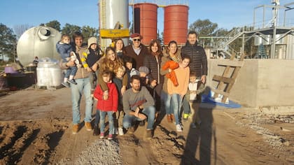 Los cinco hermanos y socios Aguilar Benitez con sus familias, detrás en plena construcción de la planta de alcohol