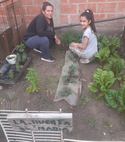 Los cinco hijos de Nadia la ayudan con la huerta