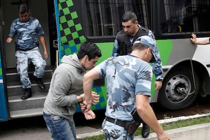 El traslado de los cinco jóvenes acusados de violar a una menor en Miramar