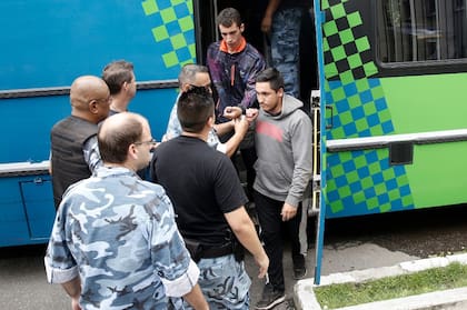Los cinco jóvenes que abusaron de una menor de 14 años en un camping de Miramar fueron trasladados a los tribunales de Mar del Plata