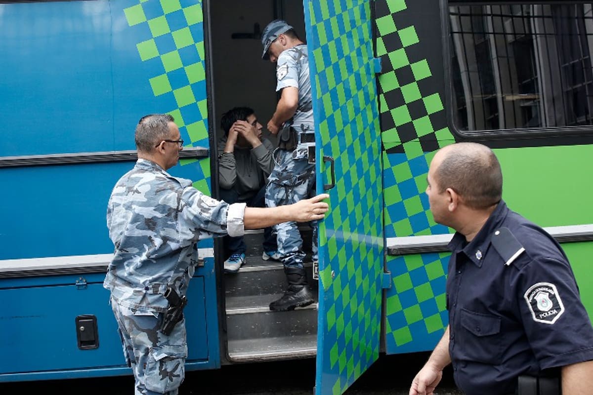 Los cinco jóvenes que abusaron de una menor de 14 años en un camping de Miramar fueron trasladados a los tribunales de Mar del Plata