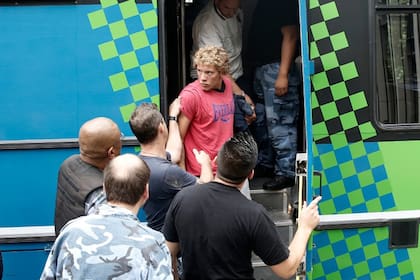 Los cinco jóvenes que abusaron de una menor de 14 años en un camping de Miramar fueron trasladados a los tribunales de Mar del Plata