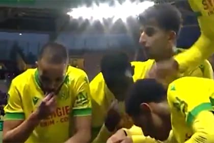 Los cinco jugadores de Nantes de la comunidad islámica se acercan al banco de suplentes para romper el ayuno del Ramadán