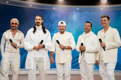 Los cinco miembros de los Backstreet Boys, de izquierda a derecha: AJ Mclean, Kevin Richardson, Brian Littrell, Howie Dorough y Nick Carter en una actuación de febrero de 2025.