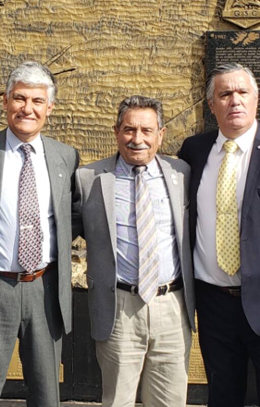 Los cinco pilotos que participaron en el ataque sobre Bahía Agradable en la actualidad. De izquierda a derecha: Carlos Alfredo Rinke, Hugo Edgardo Gómez, Leonardo Salvador Carmona, Carlos Cachón y Daniel Eduardo Gálvez.