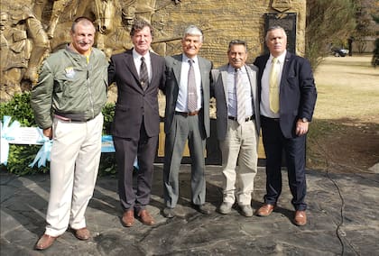 Los cinco pilotos que participaron en el ataque sobre Bahía Agradable en 2023. De izquierda a derecha: Carlos Alfredo Rinke, Hugo Edgardo Gómez, Leonardo Salvador Carmona, Carlos Cachón y Daniel Eduardo Gálvez.