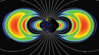 Los cinturones de radiación fueron descubiertos en 1958 por James Van Allen, un físico de la Universidad de Iowa. En 2012 científicos de la NASA encontraron un tercer cinturón que es transitorio de acuerdo con la actividad solar