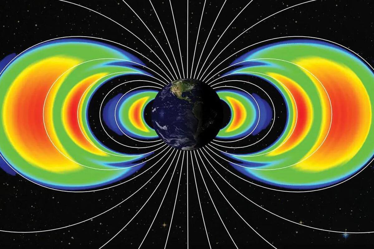 Los cinturones de radiación fueron descubiertos en 1958 por James Van Allen, un físico de la Universidad de Iowa. En 2012 científicos de la NASA encontraron un tercer cinturón que es transitorio de acuerdo con la actividad solar.