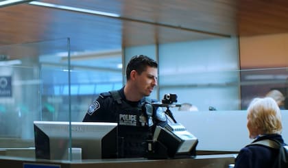 Los ciudadanos americanos pueden negarse a la revisión, pero los extranjeros no, ya que, si se rehúsan, podrían cancelarles la visa o deportarlos