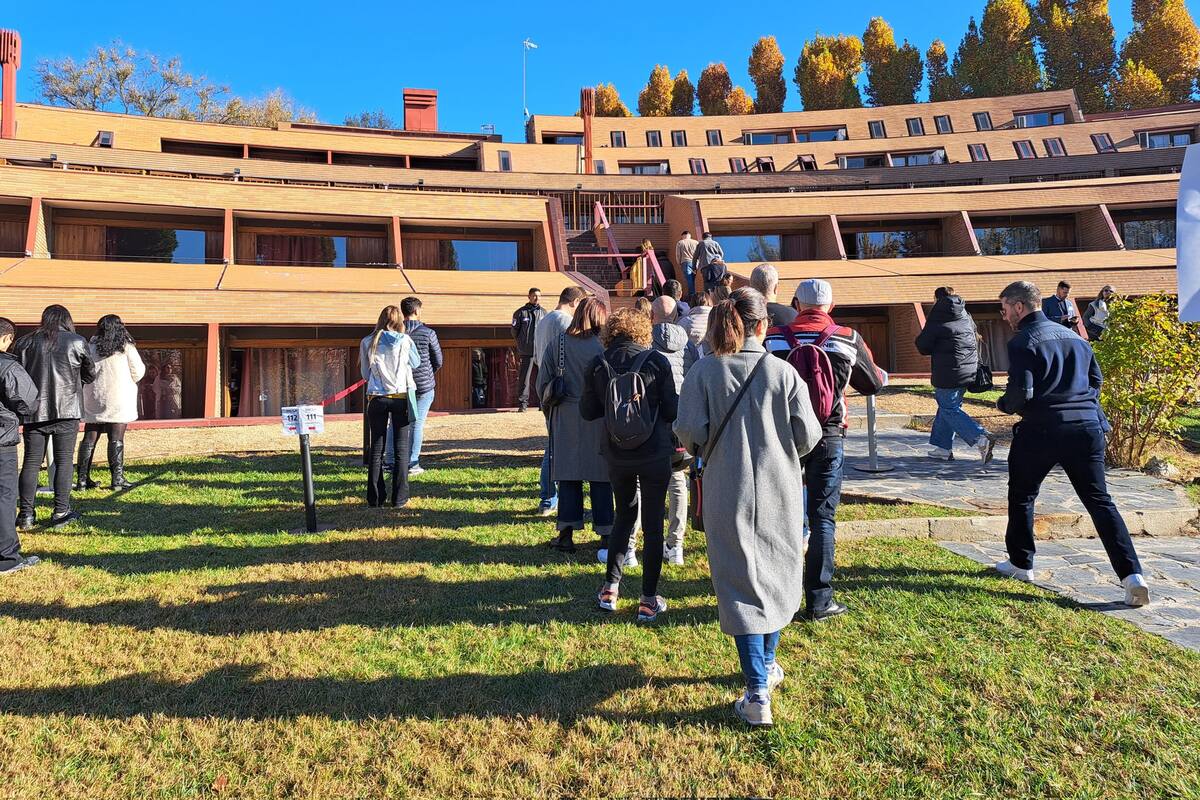 Los ciudadanos argentinos en el Colegio Mayor Argentino de Madrid, esta mañana