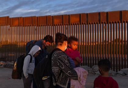 Los ciudadanos de Arizona votarán en las elecciones de noviembre si dan lugar a una norma para que la policía detenga a quienes crucen ilegalmente la frontera; La gobernadora del estado, Katie Hobbs, se opone a la medida