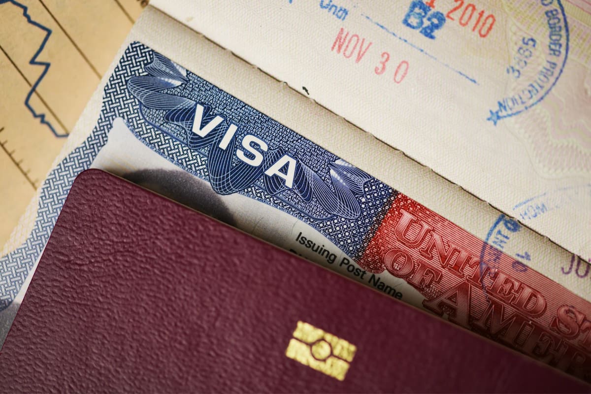 Los ciudadanos de las naciones extranjeras elegidas deben tramitar el Sistema Electrónico de Autorización de Viaje (ESTA) y contar con un pasaporte con características especiales