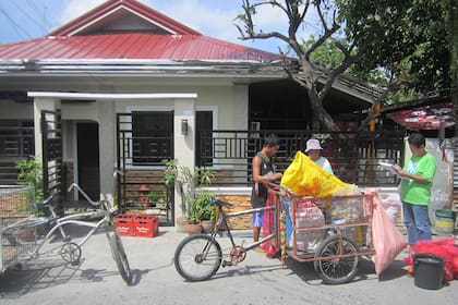 Los ciudadanos de San Fernando, Pampanga, participan en la implementación del programa de manejo de residuos sólidos de la ciudad