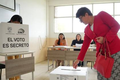 Los ciudadanos ecuatorianos votaron cuatro consultas el domingo 16 de noviembre
