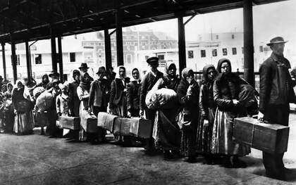 Los ciudadanos estadounidenses de origen chino tenían que afrontar interminables interrogatorios de hostiles agentes de inmigración