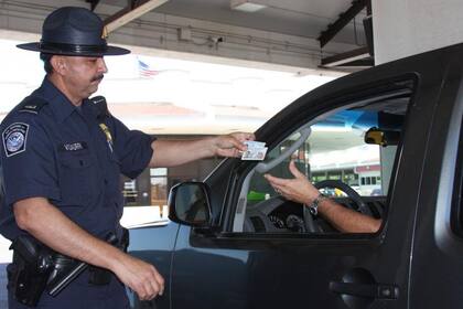 Los ciudadanos mexicanos pueden ingresar a Estados Unidos con pasaporte mexicano con visa estadounidense o tarjeta de Cruce de la Frontera