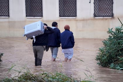 Los ciudadanos se llevan algunas pertenencias de sus hogares en Valencia.