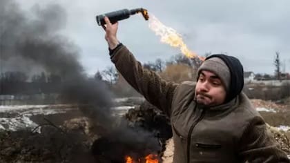 Los civiles ucranianos se han estado preparando para responder a la invasión rusa con todos los recursos posibles, incluyendo el uso de cócteles molotov.