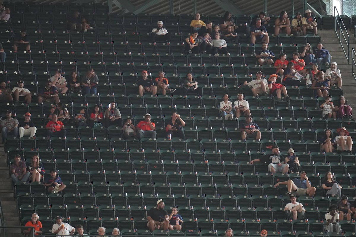 Los claros en las gradas del estadio de los Astros de Houston para su juego contra los Medias Blanca