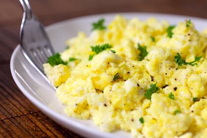 Los clásicos huevos revueltos. En esta versión de Mil Recetas, con pimienta en grano y perejil.