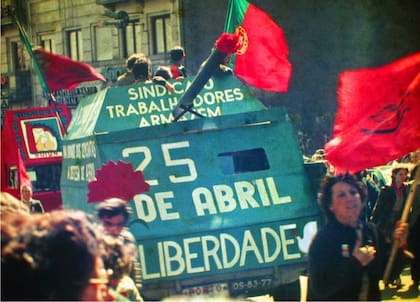 Los claveles se convirtieron en un símbolo de paz y victoria contra el régimen de Marcello Caetano, sucesor del dictador Salazar