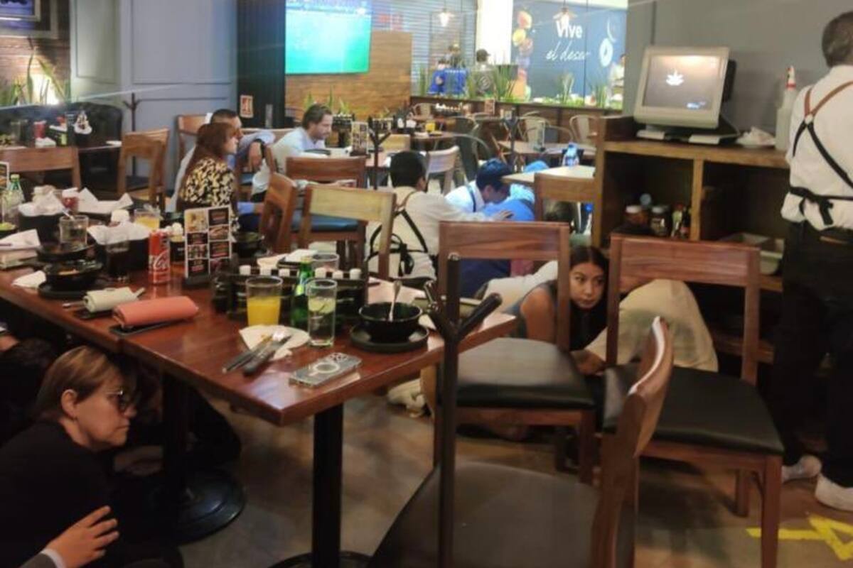 Los clientes asustados se refugiaron abajo de las mesas