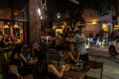 Los clientes cenan al aire libre en el barrio de Botafogo de Río de Janeiro, donde vivía el espía ruso Artem Shmyrev, en mayo de 2025. Para cuando los agentes comenzaron a investigar, Shmyrev había construido una identidad encubierta tan convincente que ni siquiera su novia y sus colegas tenían idea. (Dado Galdieri/The New York Times)