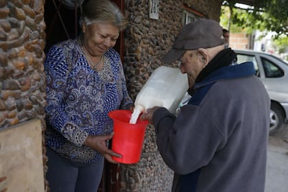 Los clientes compran la leche como a comienzos del siglo XX