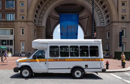 Los clientes del servicio de paratránsito RIDE pueden recibir descuentos en viajes ADA/estándar y Prémium