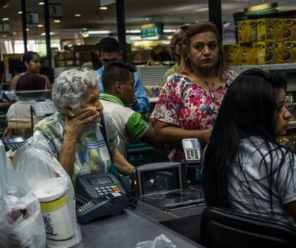Los clientes esperan hasta tres horas para entrar en el supermercado