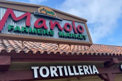 Los clientes formaron una valla humana y obligaron a los agentes a retirarse