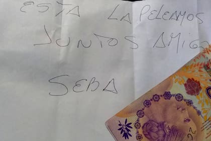 Durante el tiempo que tuvo el local cerrado, los clientes le dejaron dinero bajo la puerta a Héctor, peluquero de Benito Juárez