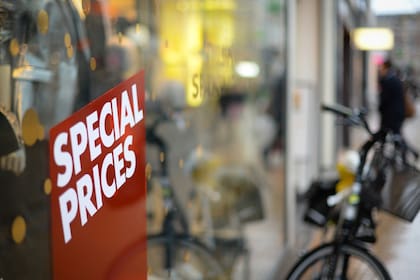 Los clientes pueden acceder a una amplia variedad de productos a precios reducidos. Foto: Archivo.