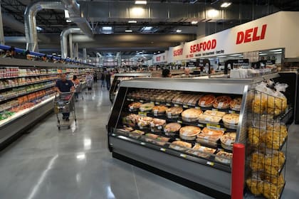 Los clientes pueden comprar alimentos y productos a granel
