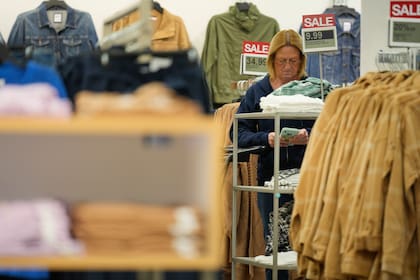 Los clientes que deseen aprovechar los descuentos de liquidación podrán hacerlo antes de que ambas tiendas terminen con sus operaciones (Archivo)