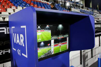 Los clubes de la Liga Profesional quieren saber con precisión cuándo se implementará el VAR en el torneo local y, sobre todo, cuánto dinero tendrán que pagar por el servicio.